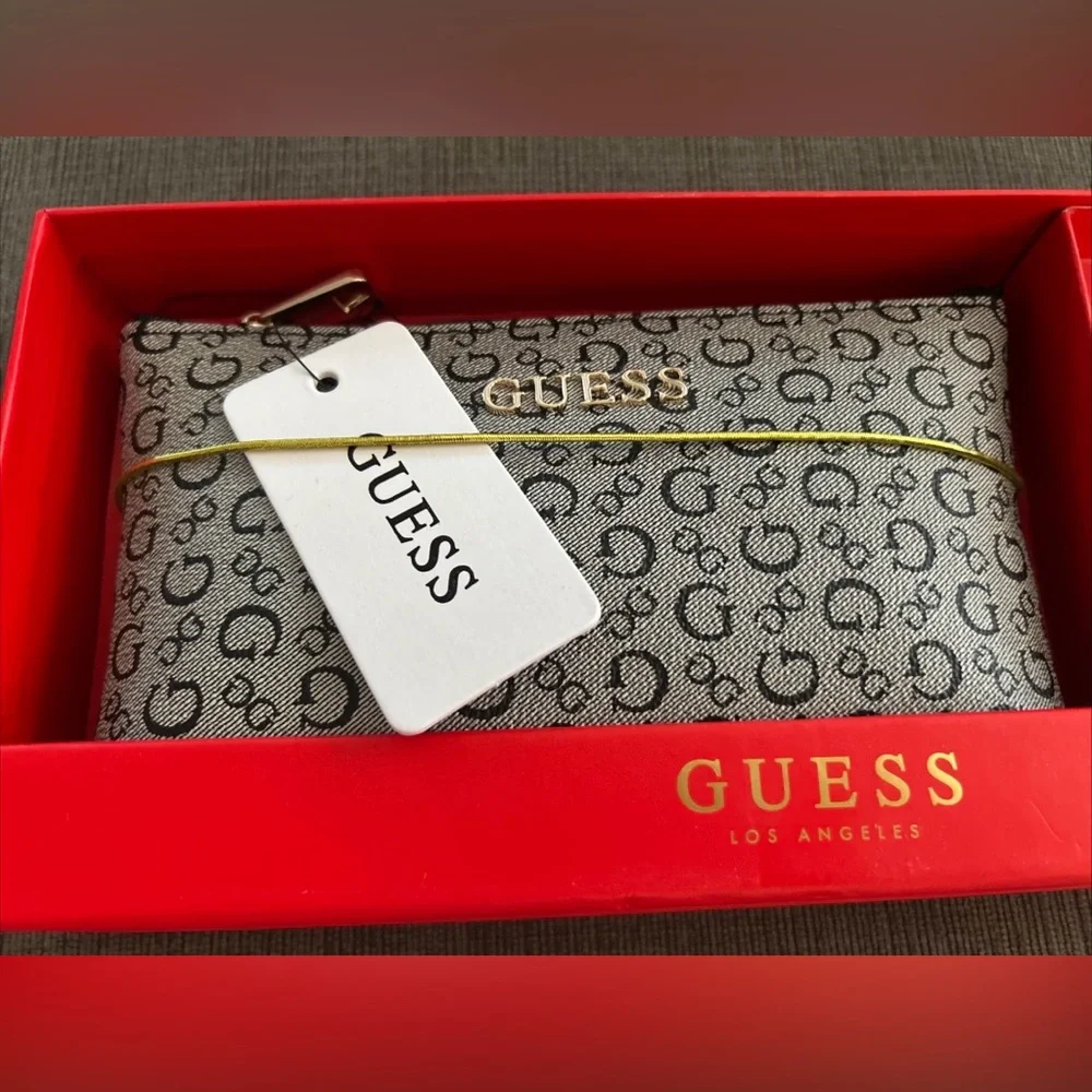 GUESS Junction Travel Cosmetic Bag and Keychain Gift Set Black NWT
